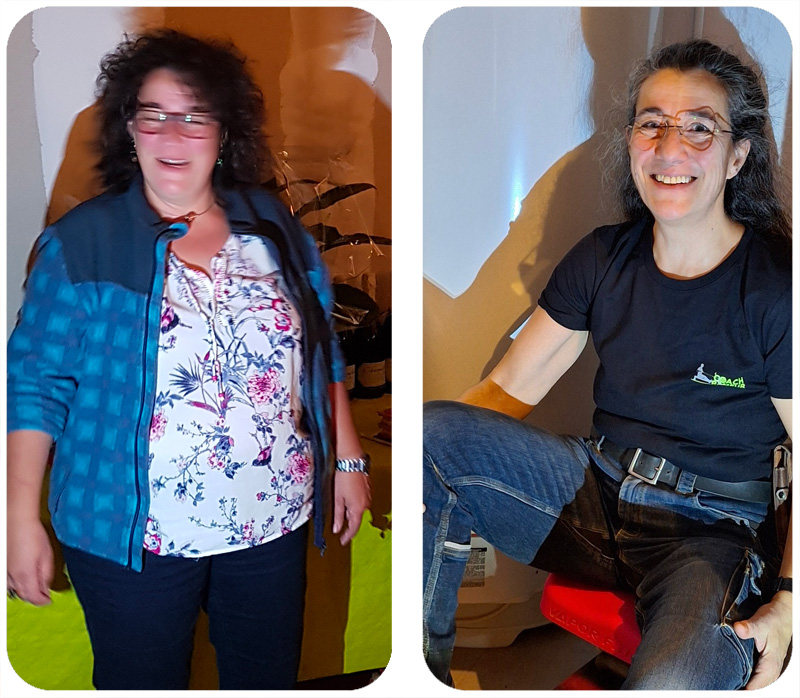 Femme souriante avec des cheveux longs et bouclés, portant un t-shirt noir et assise sur une chaise.