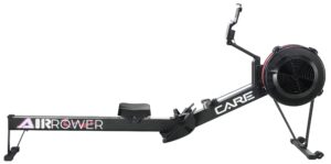 Rameur Air Care avec un design noir et rouge, équipé d'un écran de contrôle.