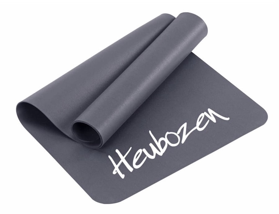 Screenshot Tapis de yoga gris Heubozen enroulé et déplié sur une surface plane.