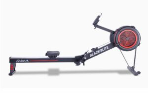 Rameur Blackelite avec un design noir et rouge, affichant un volant d'inertie et un siège.
