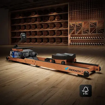 Rameur Merach R28 en bois avec écran de contrôle et siège sur une base en bois.
