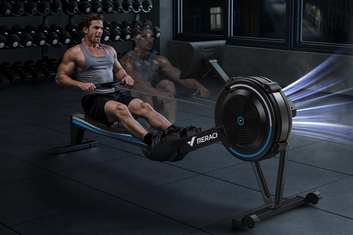 Entraînement sur un rameur à air MERACH R11B3-9 noir et bleu, avec barre de tir et volant à ailettes, en salle de sport.