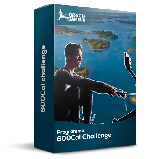 Un rameur est assis face à la mer dans une présentation du programme 600Cal Challenge signée Coach Rameur.