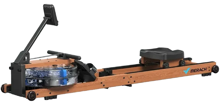 Le rameur Merach R28 en bois clair affiche un réservoir à eau, un siège noir et un moniteur sur bras articulé, avec structure métallique sombre.