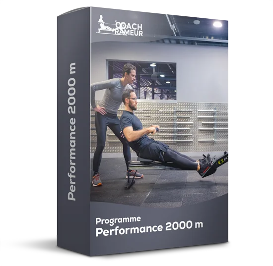Un rameur s’entraîne sur machine pendant qu’un coach l’observe, avec le texte Programme Performance 2000 m.